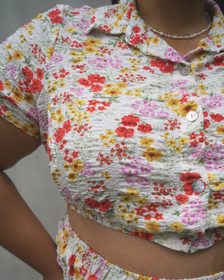 "Rachel” Elasticated Crop Shirt in White Ditzy Puff
